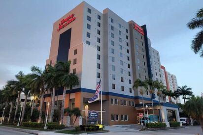 Hampton Inn Suites by Hilton Miami Airport South - Blue Lagoon Miami 